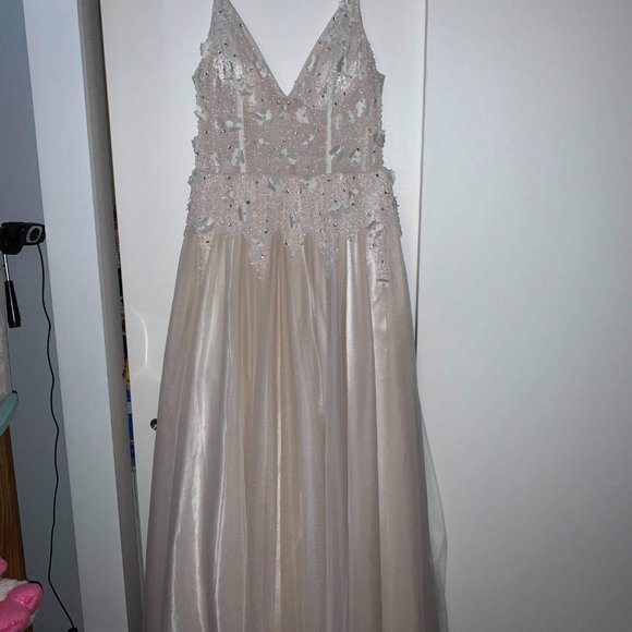 WEDDING / PROM DRESS - Picture 5 of 9